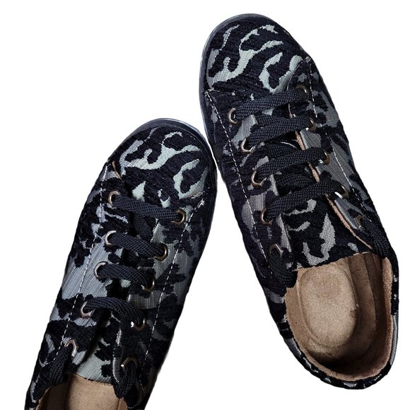 3/$20 Embroidered Raised Velvet Fashion Sneaker | 8.5 - Picture 8 of 13